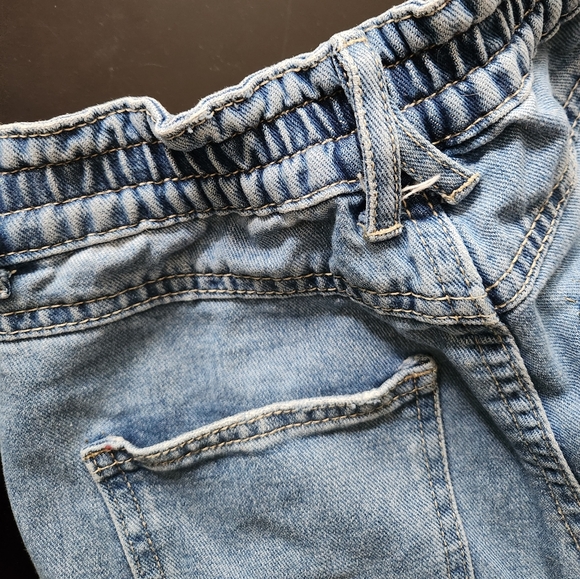 High-Rise Crop Mom Jeans - Picture 6 of 6